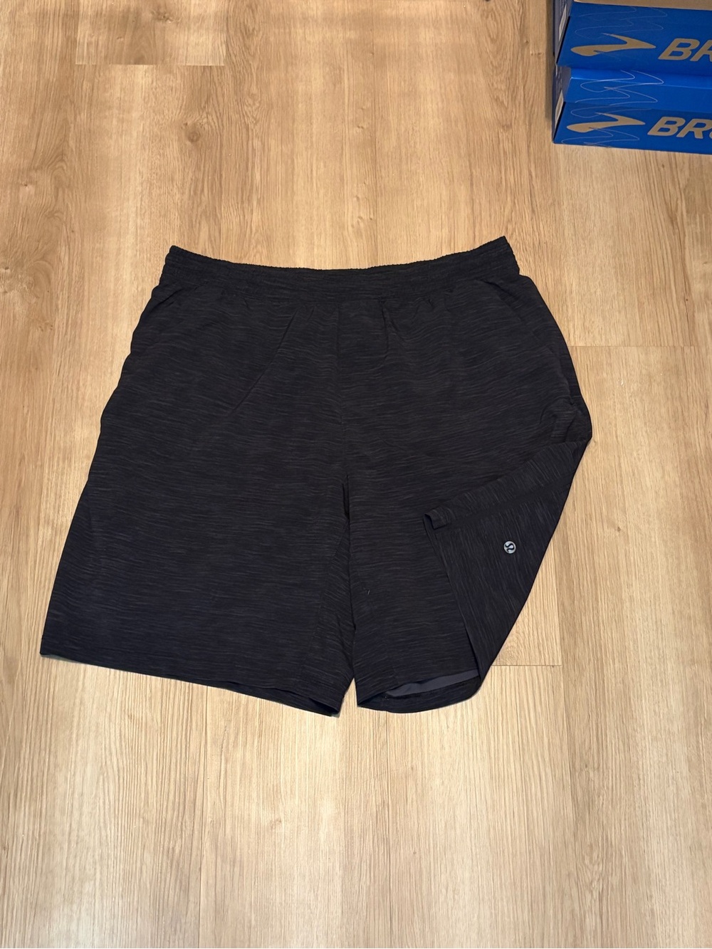 lululemon athletica Men's Charcoal Black Athletic Shorts - Picture 2 of 2